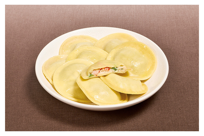 Grote ravioli met rivierkreeft en groene aspergepunt