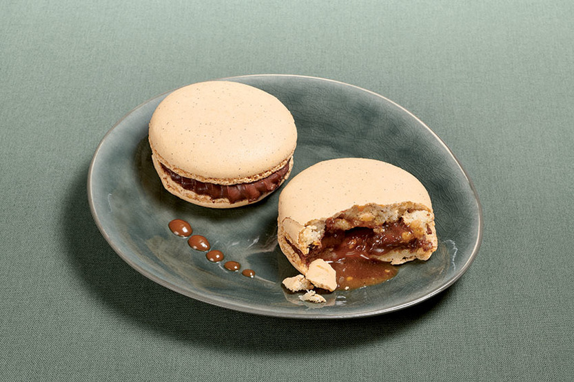Macaron met vloeibare karamelkern met zoute boter